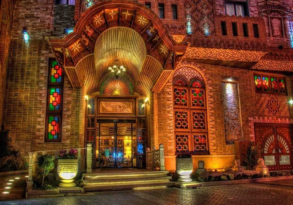 رزو اتاق در بهترین هتل های شیراز پیش از خرید بلیط هواپیما  مشهد به شیراز